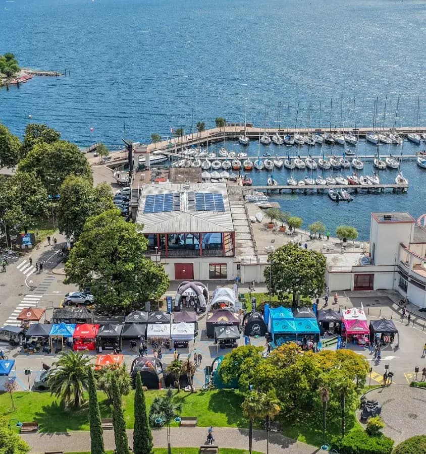 Il village degli Activation Days alla Spiaggia degli Olivi visto dall'alto, con il porticciolo sul Lago di Garda